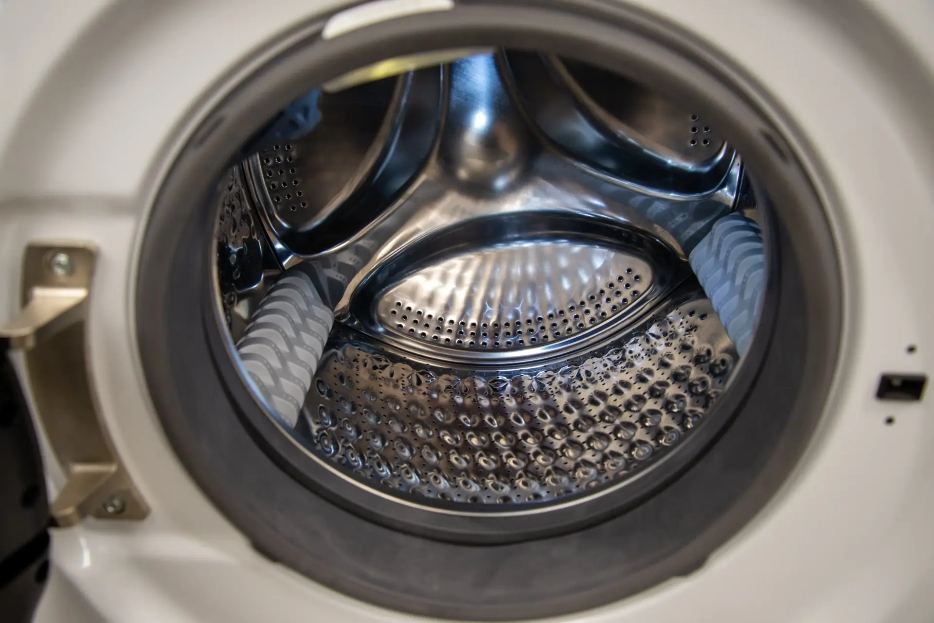 Windshield Replacement Aftercare: 5 Common Mistakes to Avoid